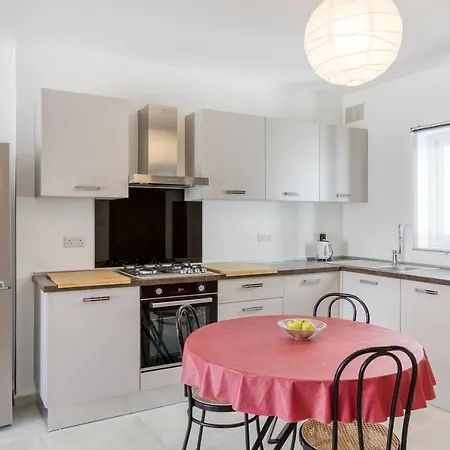 Lovely 2br 2 Mins Away From The Promenade By 360 Estates דירה *